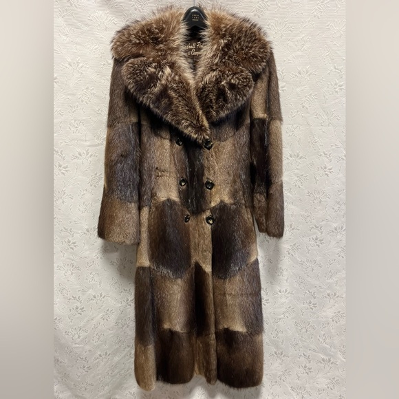 1980 Muskrat Fur Coat with Raccoon Collar - Picture 2 of 9